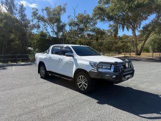 2018  Toyota Hilux SR5 Ute (Glacier White) Pre-Owned Car Thumbnail